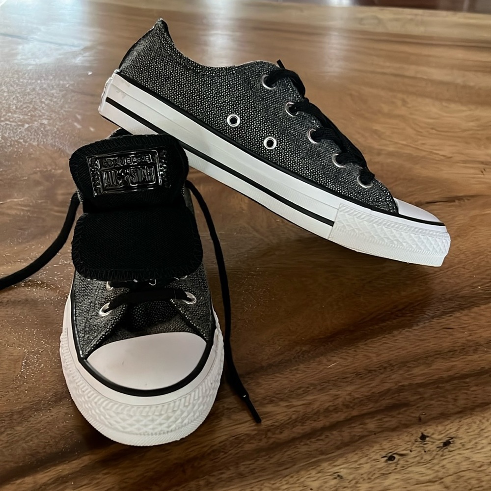 CONVERSE Women’s All Star Size 6. Black and white.